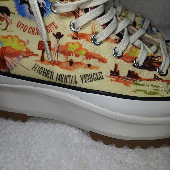 Converse Run Star Hike High" Twisted Resort" UFO Crash Site. - Picture 6 of 7